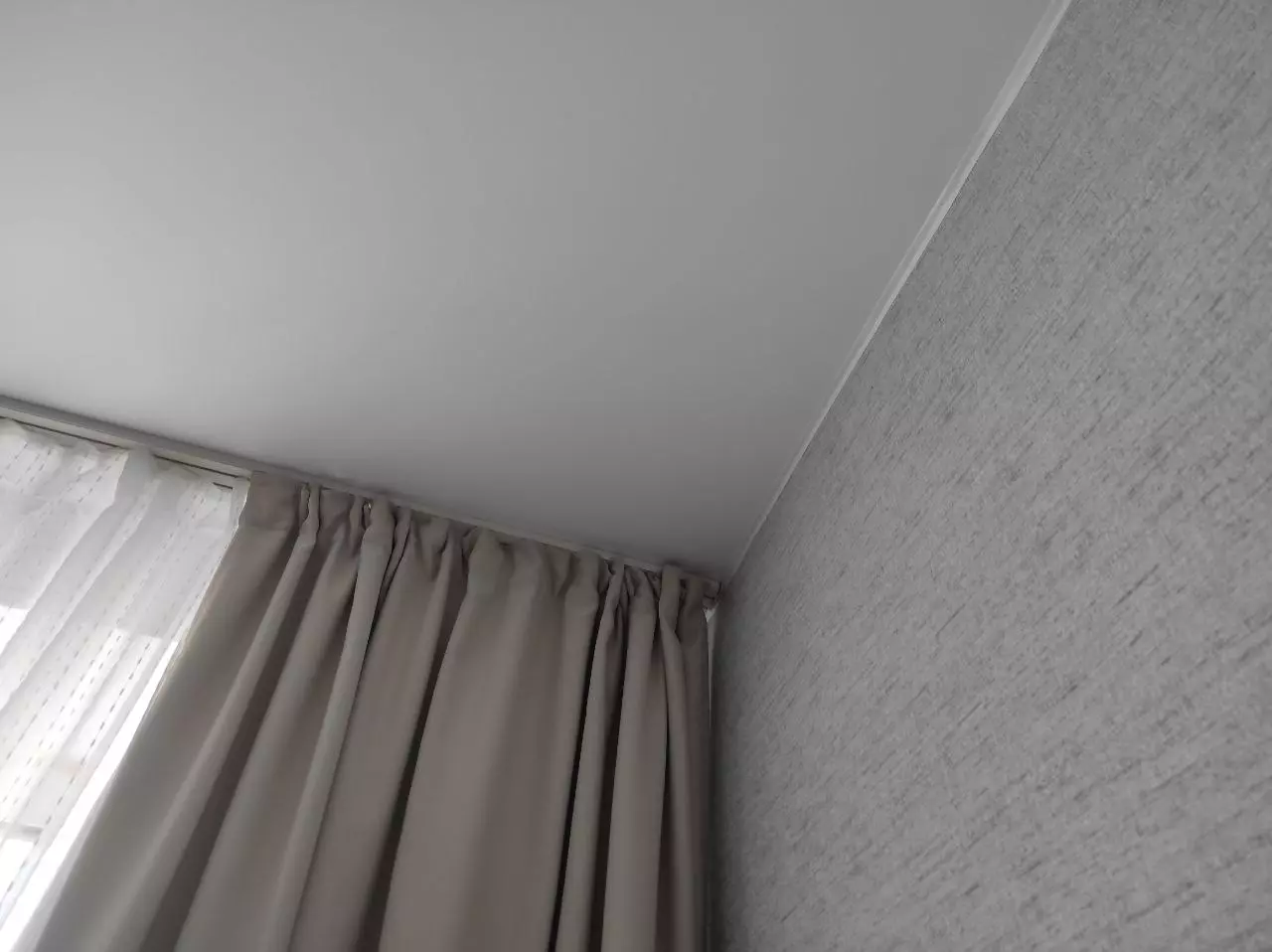 Установка матового натяжной потолок в спальню, фото 2