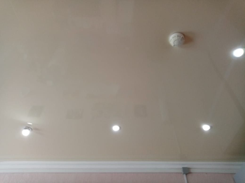 Натяжной потолок в офис с точечными светильниками, фото 3