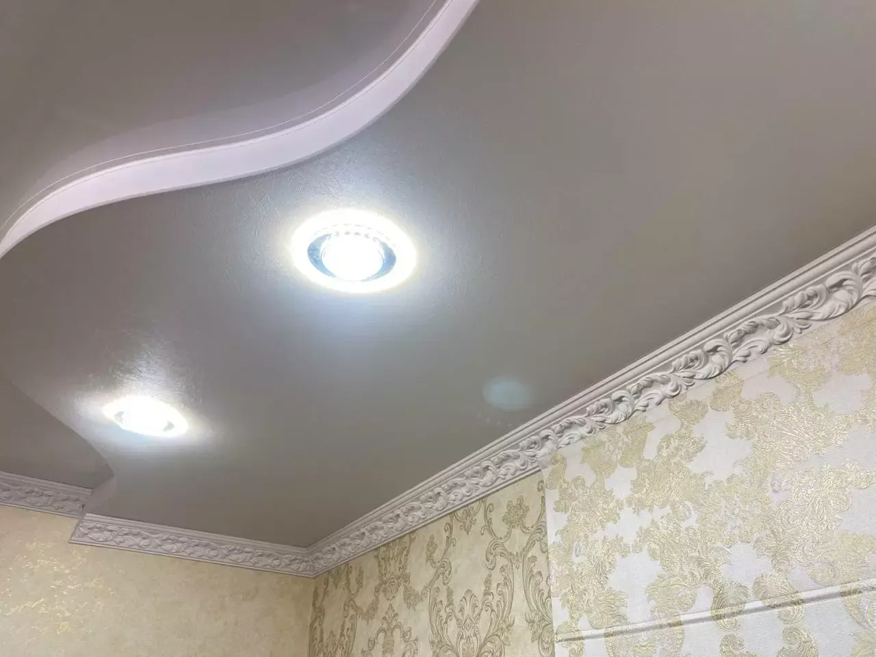 Комбинированный натяжной потолок с точечными светильниками — Щёлково, Комсомольская, 3, фото 1